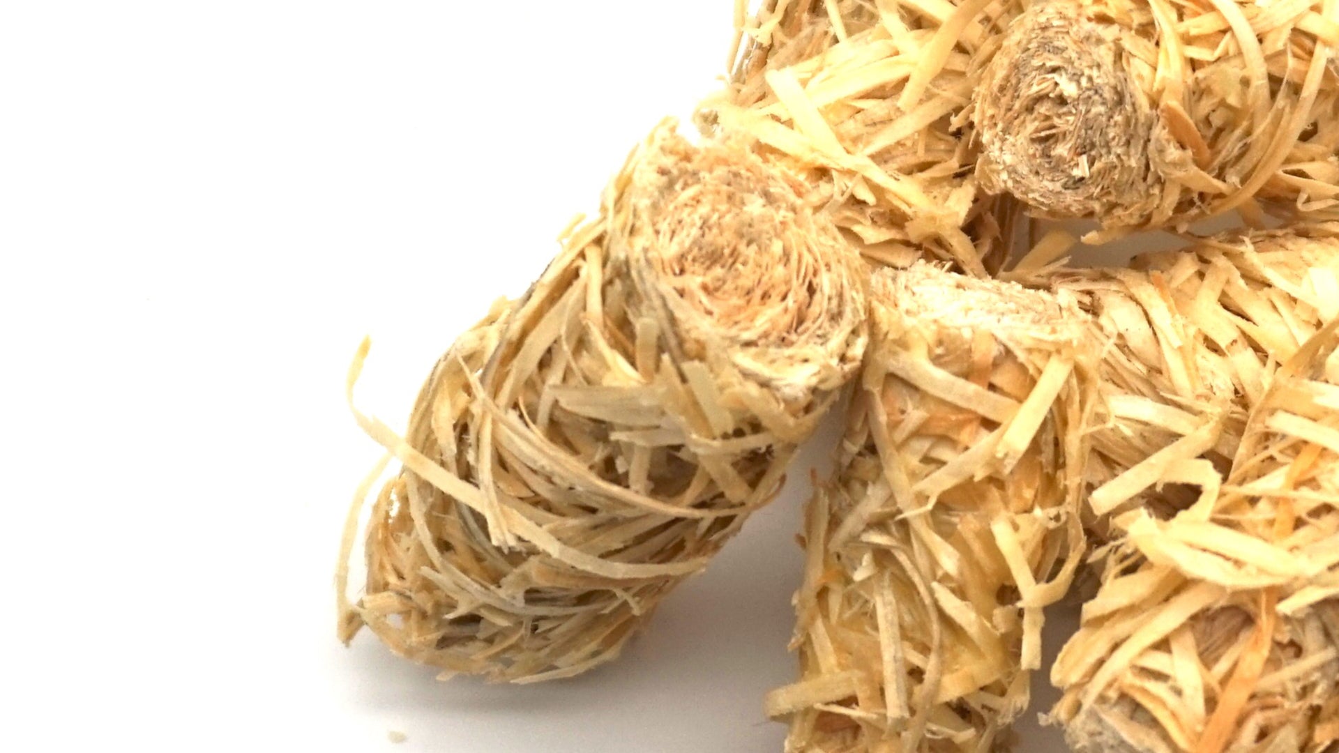 Detailansicht Holzwolle-Anzünder aus Naturholz und Wachs für Kamin und Grill  